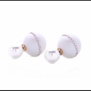 🎉🎉White Ball Pearl Holiday Earrings! 🎉🎉